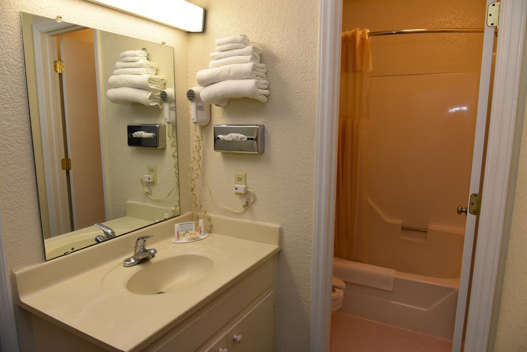Econo Lodge Cherry Point Havelock Kültér fotó
