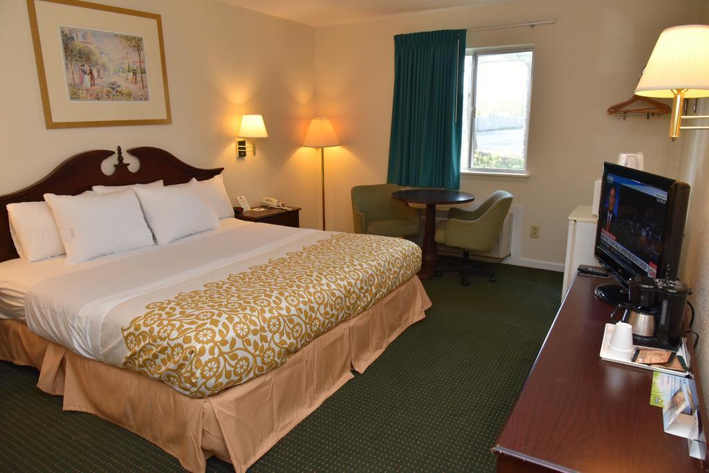 Econo Lodge Cherry Point Havelock Kültér fotó